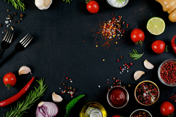 Főzés koncepció fűszerek és zöldségek sötét háttér, vegetáriánus élelmiszer, egészség, háttér receptek, felső nézet - Fotó, kép