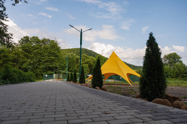tienda de verano amarillo de vacaciones en el parque para la recreación - Foto, Imagen