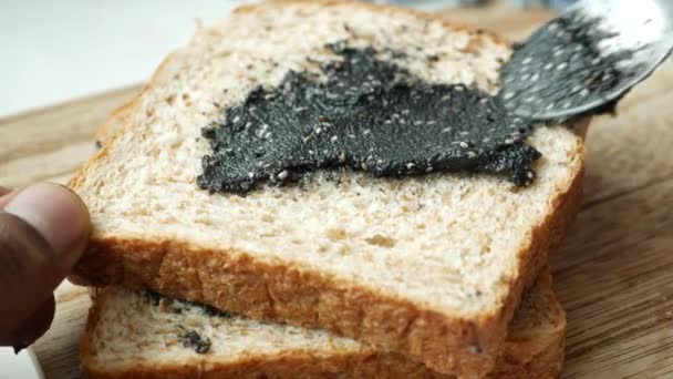 Černá sezamová pomazánka na chlebu , - Záběry, video