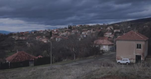 Balkan Authentiek dorp in de bergen van Servië, oude huizen - Video