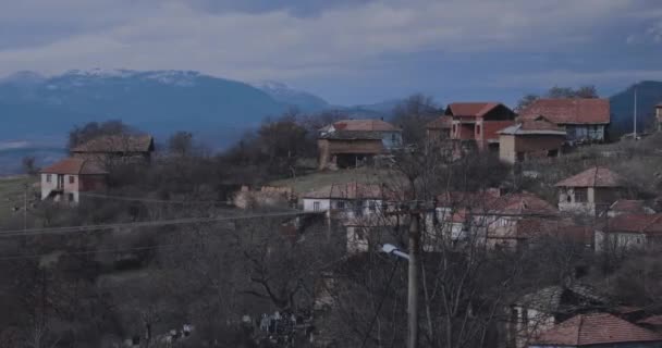Balkánská autentická vesnice v horách Srbska, staré domy - Záběry, video