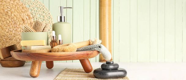 Plateau avec produits cosmétiques et accessoires de bain sur la table - Photo, image