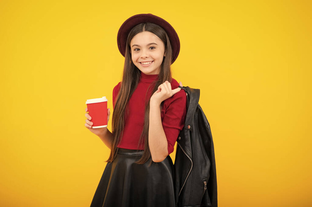 Дівчина в школі моди тримає чашку кави, навчається та навчається. Перерва на каву і шкільні перерви. Повернутися до школи. Студент підлітка пластиковий винос чашка пити какао або чайний напій
 - Фото, зображення