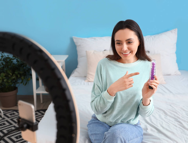 Blogueur de sexe féminin faisant examen vidéo de vibromasseur à la maison - Photo, image