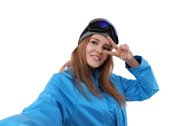 Kar gözlüklü güzel kadın beyaz arka planda selfie çekiyor. - Fotoğraf, Görsel