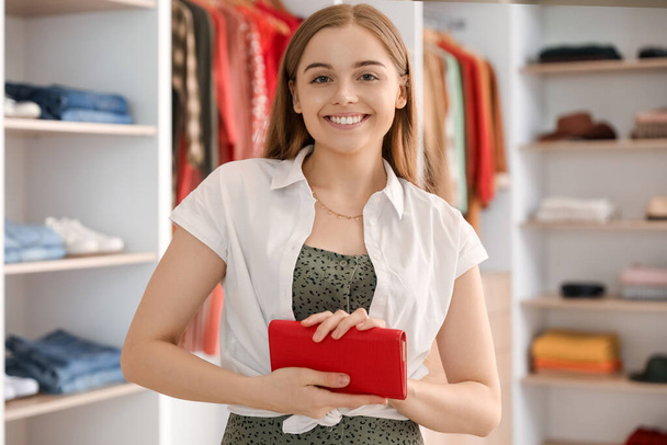 Young woman with wallet in boutique - Foto, Imagem