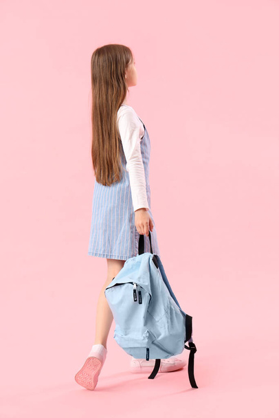 Pieni tyttö koululaukku vaaleanpunainen tausta - Valokuva, kuva