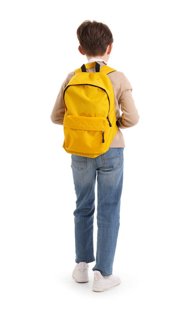 Niño pequeño con mochila sobre fondo blanco, vista trasera - Foto, Imagen