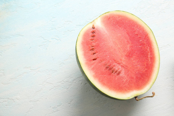 Die Hälfte der frischen Wassermelone auf hellblauem Hintergrund - Foto, Bild
