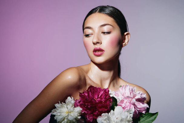 γυναίκα make-up lifestyle ομορφιά θεραπεία πρόσωπο πορτρέτο ρουζ κορίτσι λουλούδι μοντέλο όμορφη ομορφιά υγιή μακιγιάζ τέχνη μόδας δέρμα καλλυντικά ροζ - Φωτογραφία, εικόνα