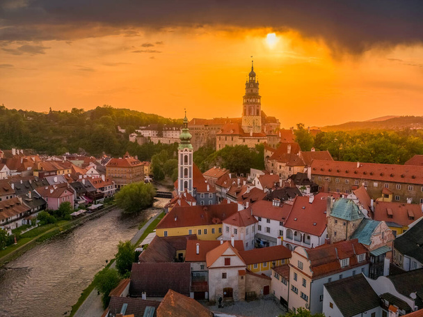 Cesky Krumlov mittelalterliche Stadtburg mit orangefarbenem Abendhimmel - Foto, Bild