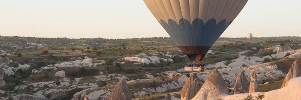 Portrét horkovzdušného balónu na obloze na horském pozadí. Oblíbená turistická aktivita, úžasný výhled na okolí - Fotografie, Obrázek