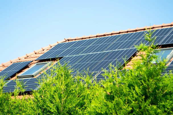 Casa telhado com módulos fotovoltaicos. Casa histórica da fazenda com painéis solares modernos no telhado e na parede Foto de alta qualidade - Foto, Imagem