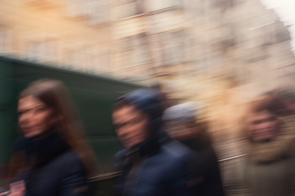 zamazane osoby spacerujące po mieście - Zdjęcie, obraz