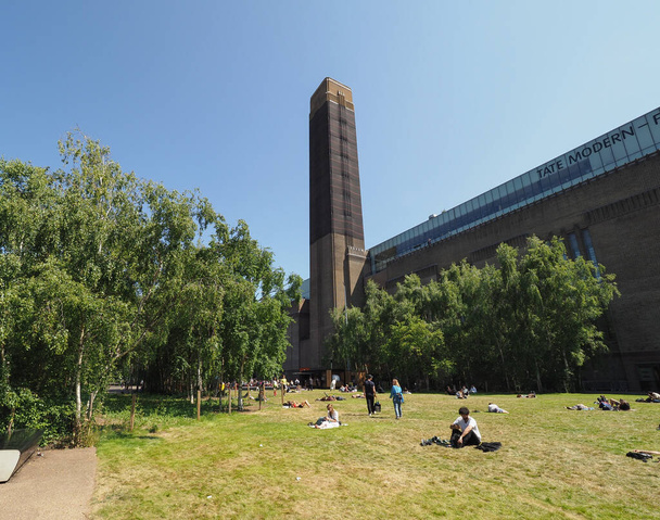 LONDON, Egyesült Királyság - Június 08, 2023: Tate Modern művészeti galéria South Bank erőmű - Fotó, kép