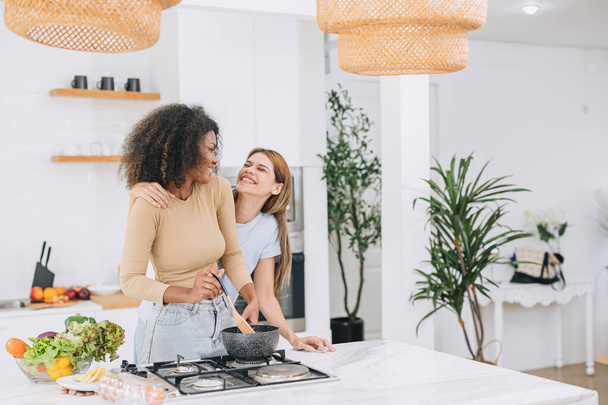 pár nő szerető LMBT barát él szeretet ellátás főzés otthon nyaralás tevékenység együtt - Fotó, kép