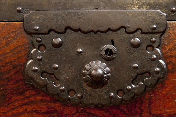 Detail van antieke Japanse ijzer-gebonden borst - Foto, afbeelding