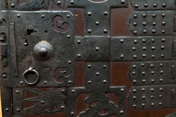 Dettaglio dell'antico petto giapponese legato al ferro
 - Foto, immagini