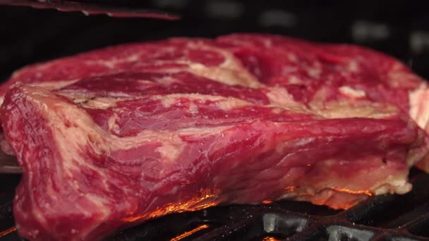 Mittelgroßes Steak auf dem Grill gebraten. geringe Schärfentiefe. - Filmmaterial, Video