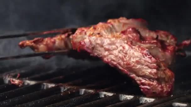 Middelmatige biefstuk gebakken op de grill. oppervlakkige scherptediepte. - Video