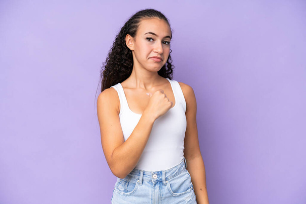 Young woman isolated on purple background proud and self-satisfied - Foto, imagen