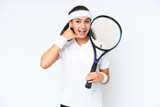 白い背景に孤立した若いテニス選手の女性が電話ジェスチャーを作る。サインを呼んでくれ - 写真・画像