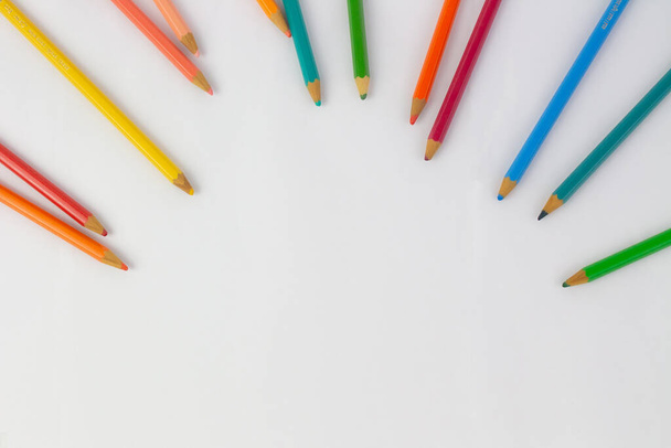 Prepare students for back-to-school with this impressive array of colored pencils on a white background. With a wide range of vibrant hues, this stock image captures the excitement and creativity that the new school year brings. From soft strokes to  - Zdjęcie, obraz