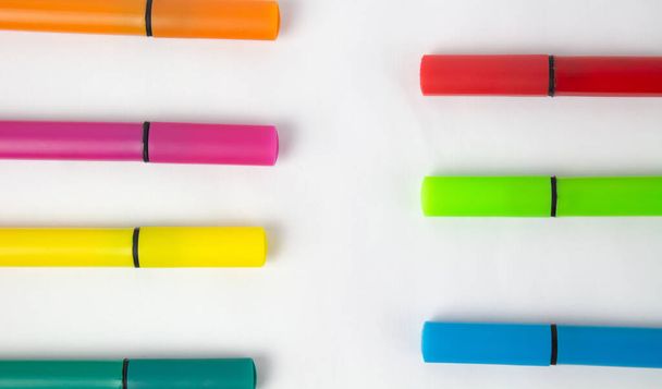 Prepare students for an explosion of creativity with this stock image showing a variety of vibrantly colored markers on a white background. These markers are the perfect tool to express ideas, highlight important notes and add an artistic touch to no - Φωτογραφία, εικόνα