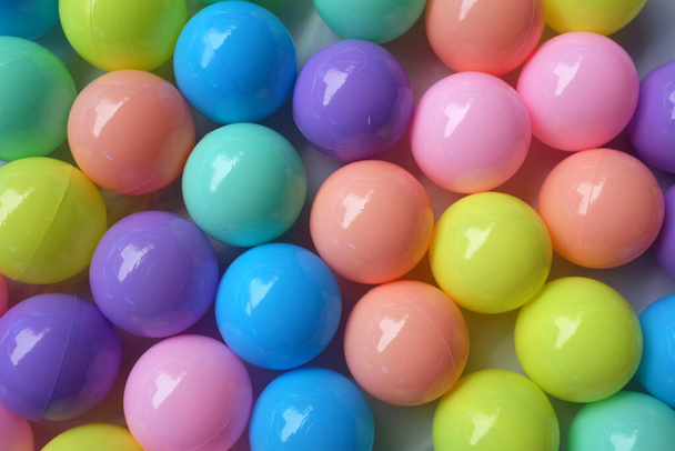 plein cadre de multicolore de nombreuses boules de jouets en plastique coloré ou pour la balle des enfants  - Photo, image