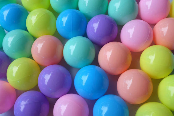 tam çerçeve renkli birçok renkli plastik top ya da çocuk topu için  - Fotoğraf, Görsel