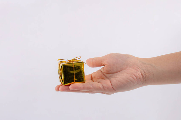 Mini ajándék doboz kezében fehér háttér - Fotó, kép