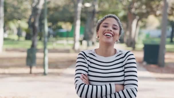 Wink, engraçado e retrato de mulher estudante em uma universidade ou campus parque universitário para pausa ao ar livre sentindo-se feliz. Sorriso, rindo e jovens braços de pessoa feminina cruzados, mentalidade confiante e positiva. - Filmagem, Vídeo