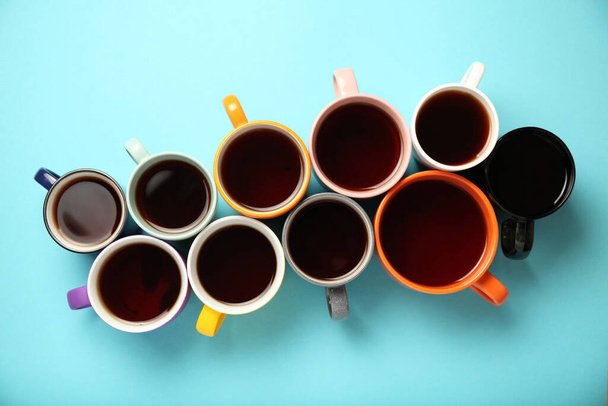 Black tea (coffee) in bright cups, office break, team building. - Photo, image