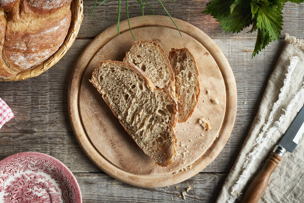 Kromki chleba zakwasionego na rustykalnym stole, widok z góry - Zdjęcie, obraz