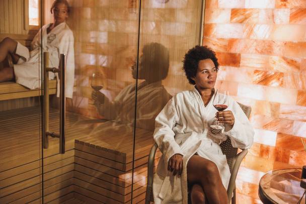 Krásná zralá Afroameričanka relaxující v solné křišťálové jeskyni a sauně v lázeňském centru. - Fotografie, Obrázek