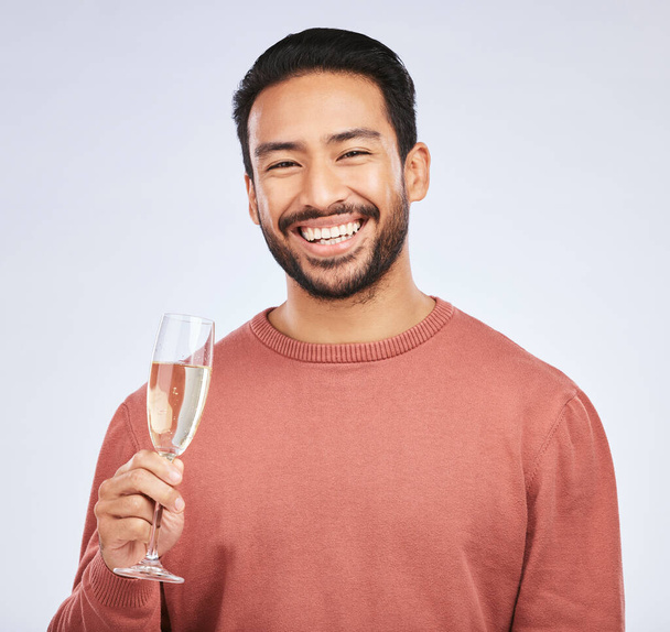 Şampanya, portre ve stüdyoda camlı Asyalı adam başarı, kutlama ya da gri arka planda zafer için. Şarap, yüz ve mutlu erkek kazanan terfi, duyuru ya da yarışma ödülünü kutluyor. - Fotoğraf, Görsel
