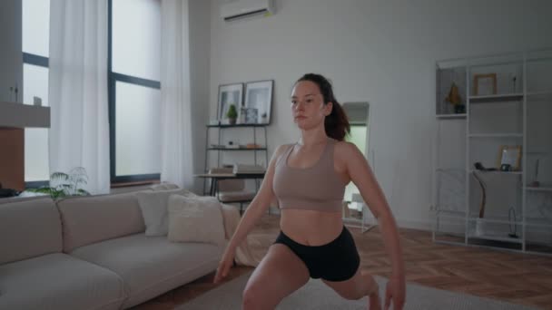 asana εργάζεται για να ενισχύσει το κάτω μέρος του σώματός σας στο σπίτι προπόνηση για υγιή και την ενέργεια - Πλάνα, βίντεο