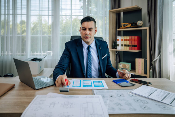 The determined business supervisor carefully analyzes the proposal contract before permitting. Once approved, the project is implemented with serious consideration, ensuring successful outcomes. - Foto, afbeelding