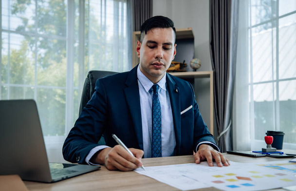 The determined business supervisor carefully analyzes the proposal contract before permitting. Once approved, the project is implemented with serious consideration, ensuring successful outcomes. - Foto, immagini