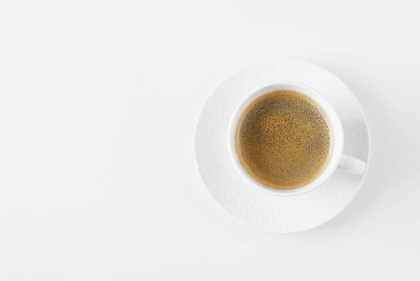 Vue du dessus du café noir en tasse blanche sur la table avec copyspace - Photo, image