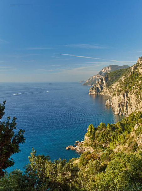 Amalfi part, Olaszország. Lélegzetelállító panoráma Conca dei Marini felől az Amalfi part főútja mentén. - Fotó, kép