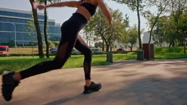 kardiovaskulaarinen kuntoilija harjoittelu aurinkoisessa puistossa aerobinen liikunta aamulla hidastettuna - Materiaali, video