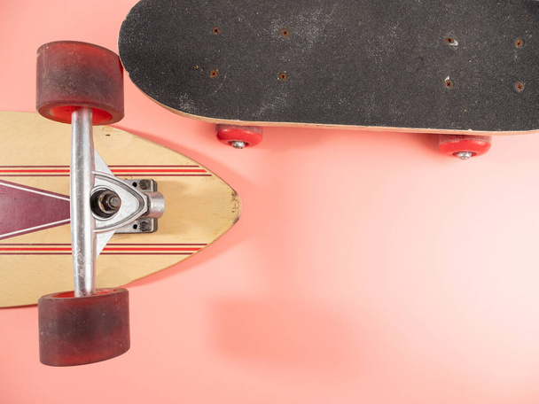Skateboard sobre fondo rosa. Skateboard de cerca. - Foto, imagen