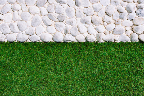 фон зелена трава і паркан з білим каменем, є місце для напису. Високоякісна фотографія - Фото, зображення