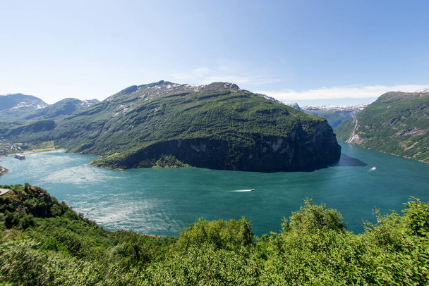 Vista del fiordo Geirangerfjord desde el mirador Eagle Curve. Noruega. Destino de viaje. Foto de ojo de pez - Foto, Imagen