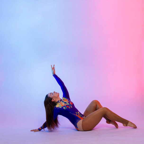 Moda menina dançarina de balé. Estúdio de ginástica esportiva filmado em um fundo branco e preto - Foto, Imagem