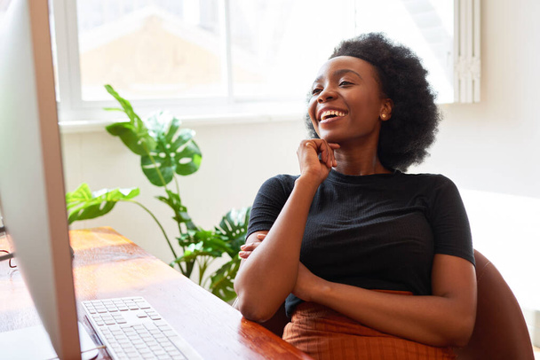 Gyönyörű fekete nő dolgozik az irodában, fejlesztő a tech start up. Kiváló minőségű fénykép - Fotó, kép