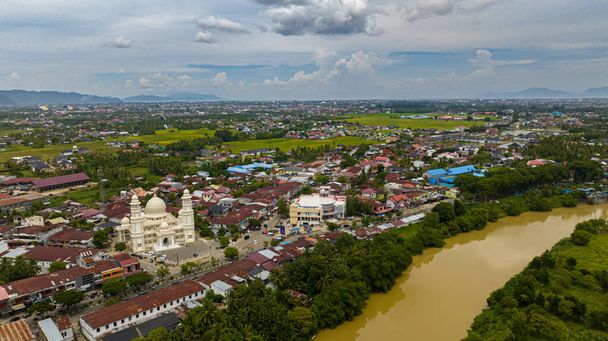 Banda Aceh είναι η πρωτεύουσα και μεγαλύτερη πόλη στην επαρχία του Aceh θέα από ψηλά. Σουμάτρα, Ινδονησία. - Φωτογραφία, εικόνα