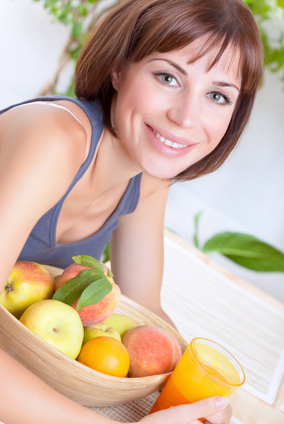 Симпатичные женщины едят фрукты
 - Фото, изображение