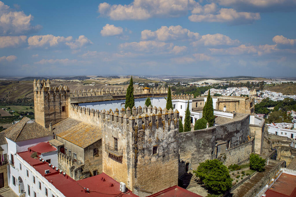 View of the castillo fortress of Arcos de la Frontera in Cadiz, Andalusia, Spain from the bell tower of the Basilica Menor de Santa Mara de la Asuncion - Фото, изображение